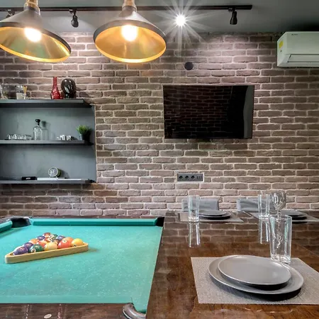 Sophisticated 2bdrm 2bath And Billiard Szófia