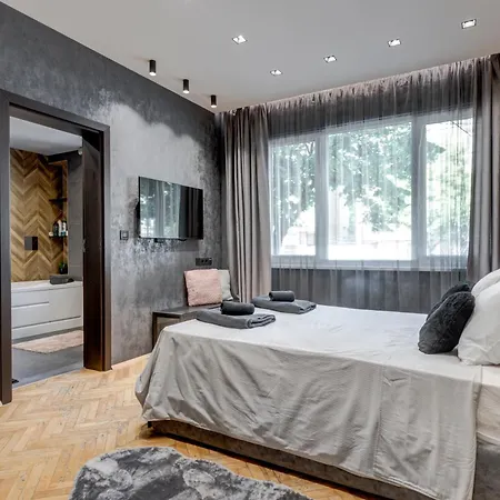 Sophisticated 2bdrm 2bath And Billiard *