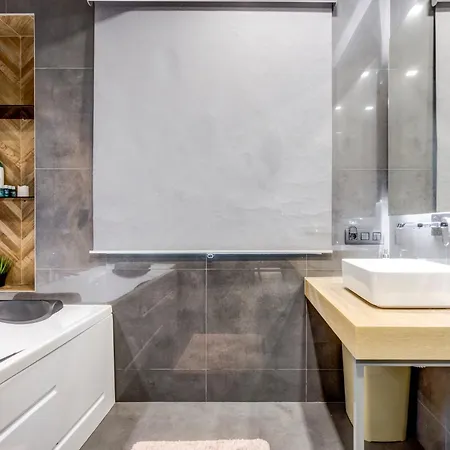 Sophisticated 2bdrm 2bath And Billiard