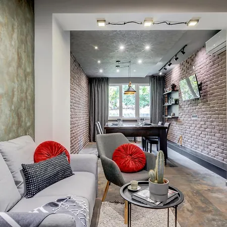 Sophisticated 2bdrm 2bath And Billiard *