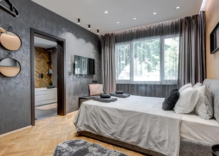 Sophisticated 2bdrm 2bath And Billiard *