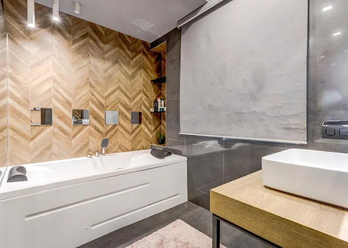 Sophisticated 2bdrm 2bath And Billiard