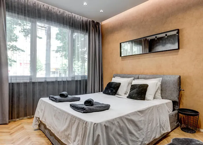 Sophisticated 2bdrm 2bath And Billiard *