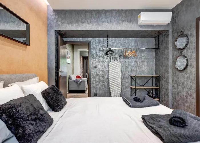 Sophisticated 2bdrm 2bath And Billiard Sofia