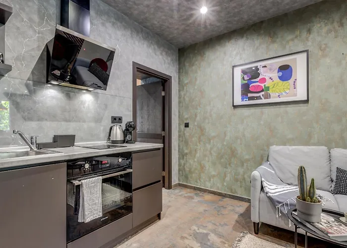 Sophisticated 2bdrm 2bath And Billiard