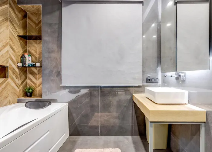 Sophisticated 2bdrm 2bath And Billiard