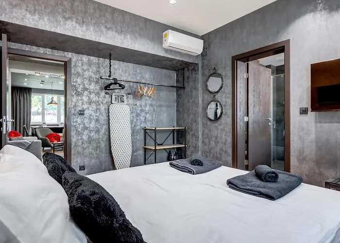 Sophisticated 2bdrm 2bath And Billiard