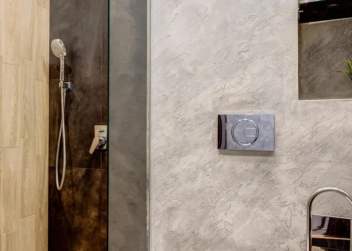 Sophisticated 2bdrm 2bath And Billiard